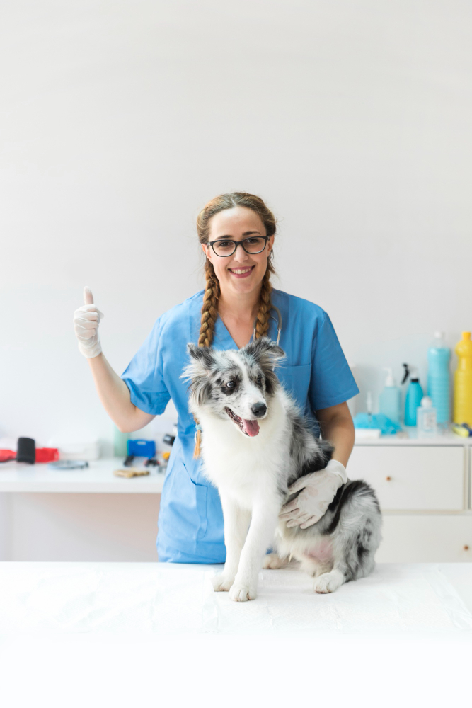 curso-auxiliar-clinico-veterinario-chica-contenta-con perro